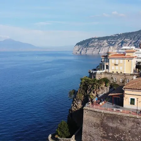 Sorrenthouse *